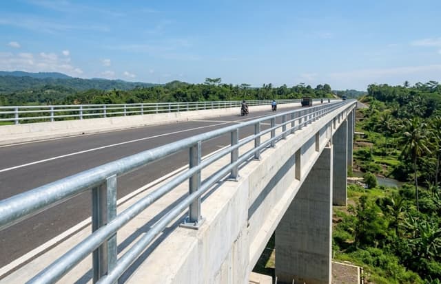 Struktur railing pembatas jalan dan jembatan menggunakan instalasi pipa galvanis medium bebas korosi.