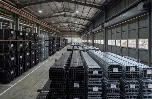 tumpukan besi hollow hitam dan galvanis di gudang distributor