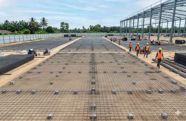 Pemasangan jaring baja wiremesh lembaran yang rapi pada proyek pengecoran lantai slab skala besar di Indonesia.
