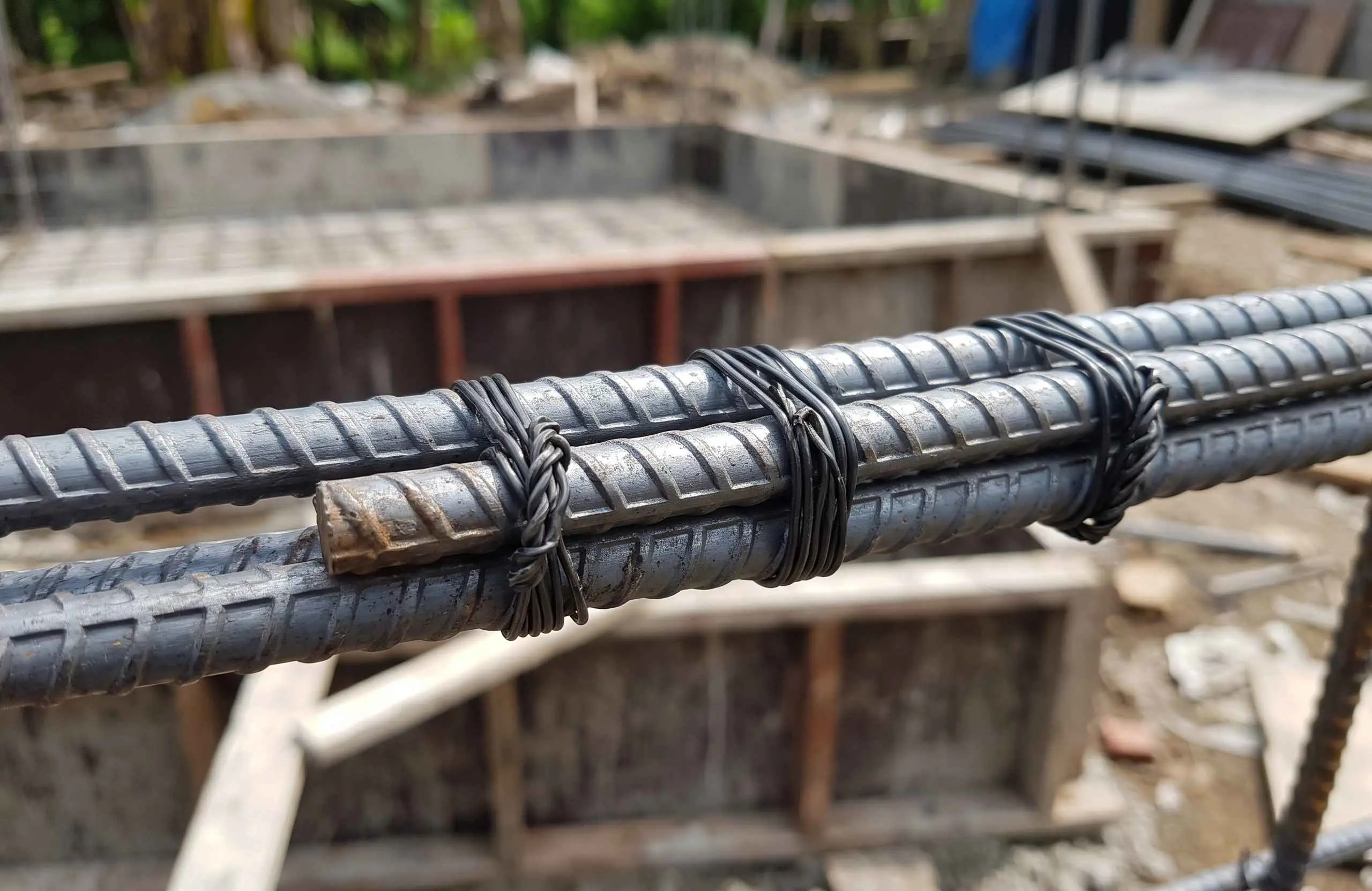 Penyambungan lapping length pada besi 10 sni yang diikat menggunakan kawat bendrat pada proyek konstruksi bangunan.